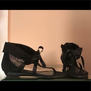 NWB CHINESE LAUNDRY Black mesh and tie front wedges